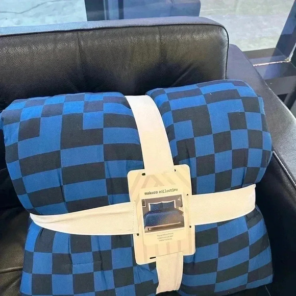 NWT Twin/Twin Extra Long Teen Comforter Set
Tonal Blue - Makers Collective - Picture 5 of 5